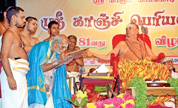 Kanchi mutt Peetathipathi Sri Jayendra Saraswathi Swamigal presents the Yagnavalkya award to Parasurama Ganapatigal on Saturday.
Kanchi mutt Peetathipathi Sri Jayendra Saraswathi Swamigal presents the Yagnavalkya award to Parasurama Ganapatigal on Saturday.